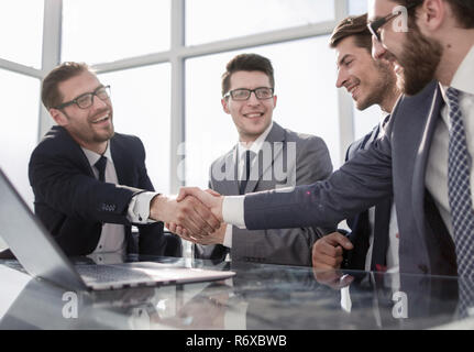 Benvenuti handshake partner aziendali in ufficio Foto Stock