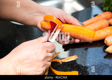 Pelare la carota Foto Stock