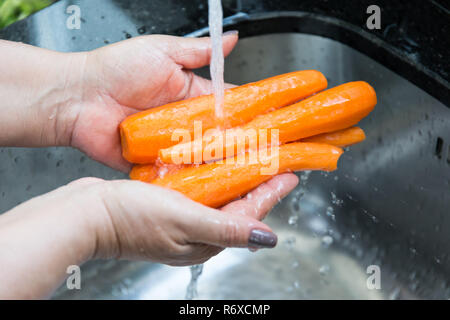 Pelare la carota Foto Stock