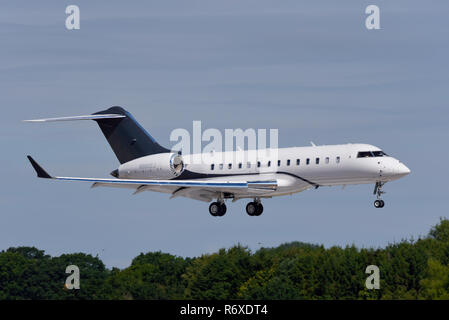 Bombardier Global Express 5000 N880ZJ di Zetta Jet in atterraggio a Royal International Air Tattoo, RIAT, RAF Fairford airshow. Aziendale piano aziendale Foto Stock