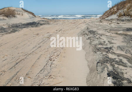 Off Road Accesso alla spiaggia: una radura per veicoli da diporto passa tra le dune di sabbia e si apre verso la spiaggia di Cape Hatteras National Seashore. Foto Stock