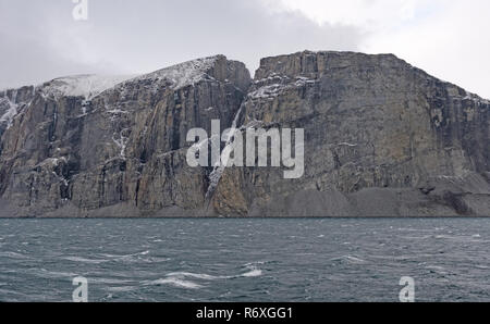 Ripide scogliere a picco sul mare in un elevato Arctic Fjord Foto Stock