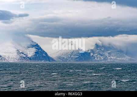 Nuvole temporalesche e picchi in un elevato Arctic Fjord Foto Stock