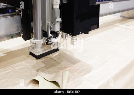 Macchina CNC per il taglio di tessuti di materiali tessili e di cuoio, laser di marcatura e di misurazione. Moderna produzione di calzature. Foto Stock