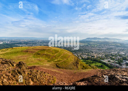 Paesaggio urbano in vista di Edimburgo da Arthur' Seat, Scotland, Regno Unito Foto Stock