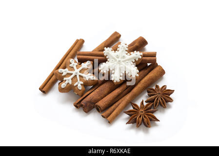 Biscotti di Natale fatti a mano, bastoncini di cannella e anice stellato su un backgroun bianco Foto Stock
