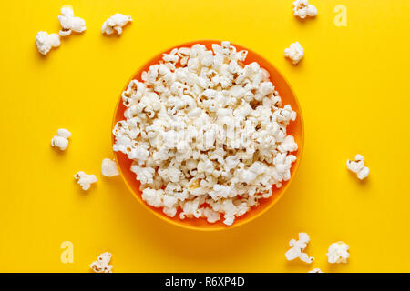 Il Popcorn in un'Orange Bowl. Foto Stock