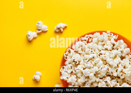 Il Popcorn in un'Orange Bowl. Foto Stock