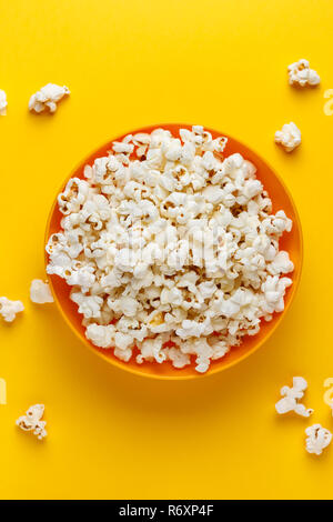 Il Popcorn in un'Orange Bowl. Foto Stock