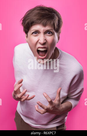 Frustrati e arrabbiati donna urlando. Studio shot. Foto Stock