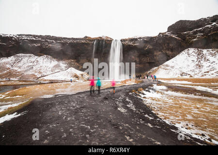 Seljalandsfoss waterfall durante il periodo invernale che si trova nella regione a sud dell'Islanda a destra mediante il percorso 1 e la strada che conduce alla strada Porsmork 249 Foto Stock