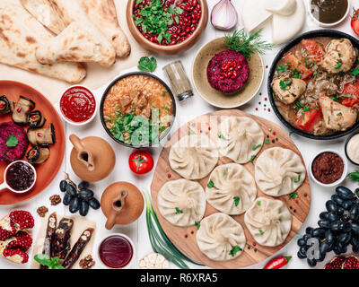 Cucina georgiana sul tavolo bianco vista superiore Foto Stock