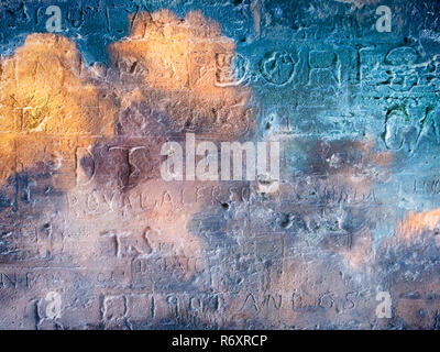 Scritti inciso sulla colorata muro di pietra Foto Stock