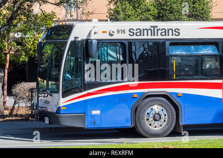 Febbraio 8, 2018 Palo Alto / CA / STATI UNITI D'AMERICA - bus SamTrans arrestata in corrispondenza della stazione; SamTrans è un'agenzia dei trasporti pubblici in ed intorno a San Mateo County, San Foto Stock