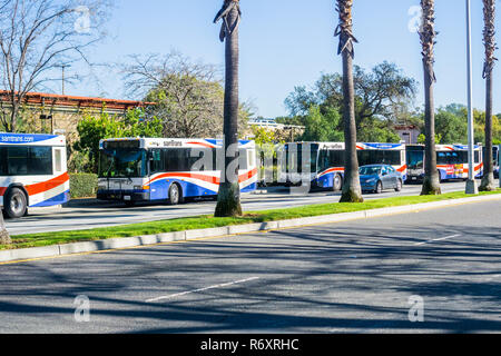 Febbraio 8, 2018 Palo Alto / CA / STATI UNITI D'AMERICA - SamTrans Autobus fermata alla stazione; SamTrans è un'agenzia dei trasporti pubblici in ed intorno a San Mateo County, S Foto Stock
