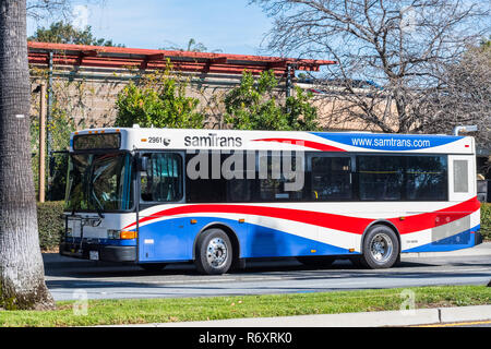 Febbraio 8, 2018 Palo Alto / CA / STATI UNITI D'AMERICA - bus SamTrans arrestata in corrispondenza della stazione; SamTrans è un'agenzia dei trasporti pubblici in ed intorno a San Mateo County, San Foto Stock