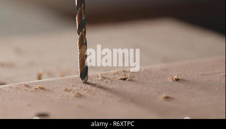 Perforatrice elettrica sul tavolato in legno Foto Stock