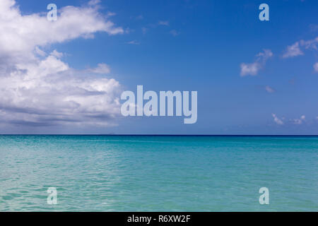 Perfetto colore blu mare con onde e assenza di vento e la superficie non in acqua Foto Stock