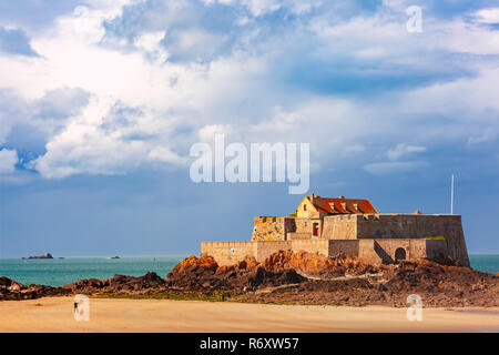 Embankment e spiaggia, Saint-Malo, Brittany, Francia Foto Stock