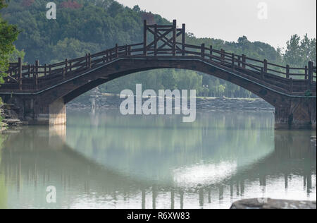 Ponte cinese su un tranquillo canale. A Chibi città. Il ponte fatto dal legno. Antico ponte in tre regno campo di battaglia di Hubei in Cina. Foto Stock