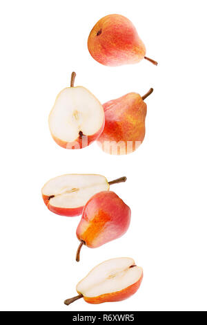 La caduta di dolci frutti di pera isolato su bianco Foto Stock