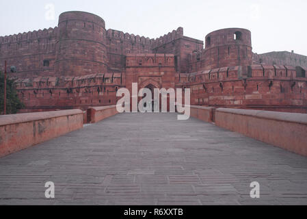 Il royal entrata di Agra Fort chiamato anche come il Red Fort la residenza della dinastia Mughal con una straordinaria architettura di Mughal fatta di pietre rosse Foto Stock