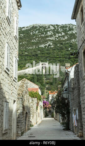 Strada stretta in Ston con grande parete in background in Ston, Dubrovnik - Neretva, Croazia Foto Stock