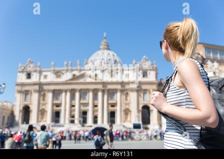 Donna sulla piazza di San Pietro in Vaticano di fronte alla Basilica di San Pietro. Foto Stock