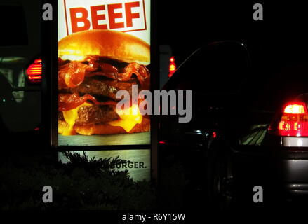 Cromwell, CT, Stati Uniti d'America. Nov 2017. Auto di notte in un fast food drive thru soddisfano i nottambuli o per coloro che hanno appena che tarda notte sollecitare. Foto Stock