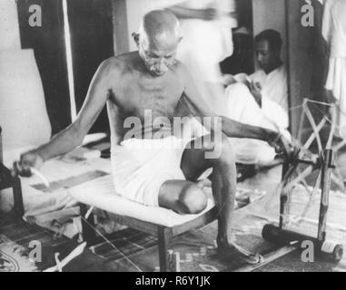 Mahatma Gandhi filatura charkha a Sevagram Ashram, Wardha, Maharashtra, India, 1940, vecchia immagine del 1900 vintage Foto Stock