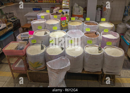 KOWLOON, HONG KONG - 21 Aprile 2017: sacchetti bulk con varietà di riso in negozio a Mong Kok in Kowloon, Hong Kong. Foto Stock