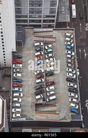 Parcheggio auto su un tetto Foto Stock