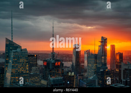 Vista al tramonto del Midtown skyline al tramonto, a Manhattan, New York City Foto Stock
