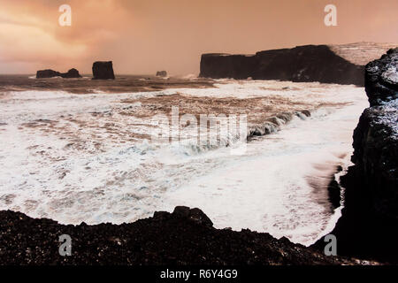 Vista Dyrholaey durante il periodo invernale che è piccola penisola, o promontorio situato sulla costa sud villaggio Vik Islanda Foto Stock