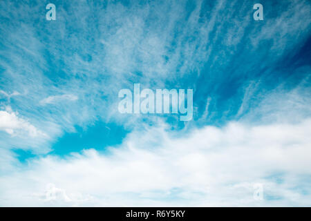 I tratti di pennello nuvole sul cielo blu Foto Stock