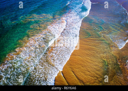 Sabbia di mare e surf foto aerea Foto Stock