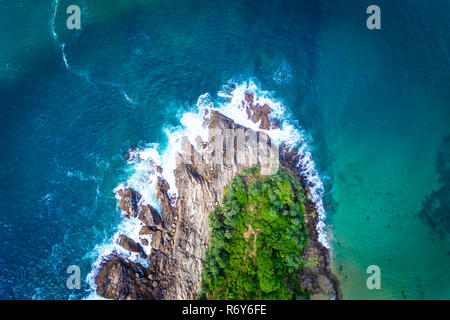 Vista aerea di una rocciosa spiaggia tropicale in Sri Lanka Foto Stock