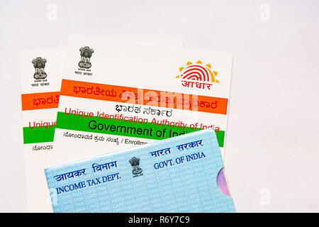 Scheda Aadhaar e pan card che sono emessi dal Governo dell India come una carta di identità Foto Stock