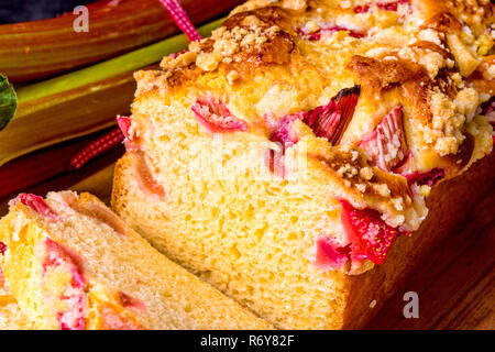 Brioche con rabarbaro,fragola e spruzza Foto Stock