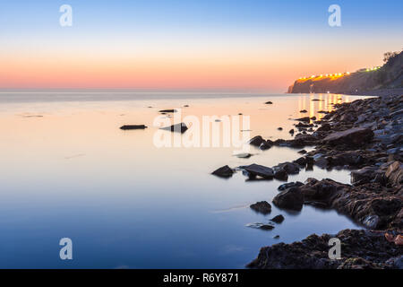 Tranquillo paesaggio panoramico dopo il tramonto nella costa alta area della cittadina di Anapa, Russia Foto Stock