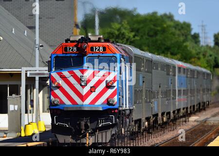 Ginevra, Illinois, Stati Uniti. Un treno per pendolari Metra in arrivo destinato a Chicago in partenza dalla stazione di Ginevra, Illinois. Foto Stock