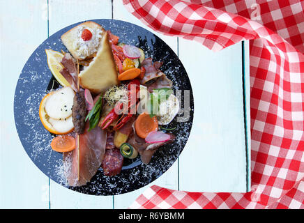 Misto italiano tipico antipasto con prosciutto verdure e cancro. concetto tradizionale cibo italiano. Foto Stock