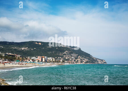 Splendida vista panoramica sulla costa e sul mare blu texture in primo piano. Pietra Ligure, Liguria, regione di Genova, Riviera Italiana Foto Stock