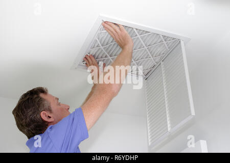 Inserire il nuovo filtro dell'aria per installazione a soffitto Foto Stock