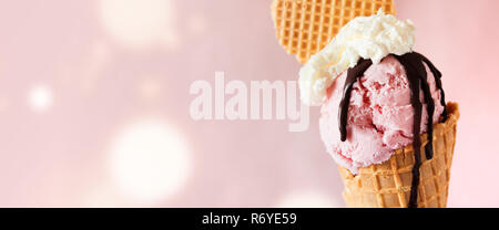 Gelato alla fragola e salsa al cioccolato Foto Stock