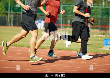 Quattro giovani asiatici via e agli atleti racing competono uno contro l'altro. Foto Stock