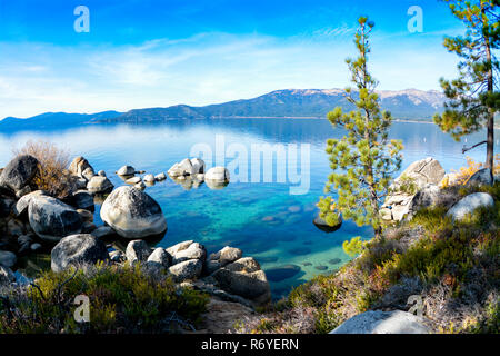 Sand Harbor in Lake Tahoe con alberi di pino e rocce Foto Stock