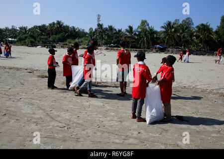 Volontari ripulire il Saint Martin's isola mare spiaggia come pert di International Coastal Cleanup organizzato da Keokradong Bangladesh, il coordin Foto Stock