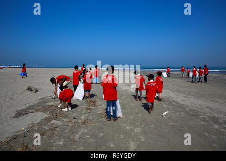 Volontari ripulire il Saint Martin's isola mare spiaggia come pert di International Coastal Cleanup organizzato da Keokradong Bangladesh, il coordin Foto Stock