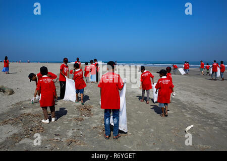 Volontari ripulire il Saint Martin's isola mare spiaggia come pert di International Coastal Cleanup organizzato da Keokradong Bangladesh, il coordin Foto Stock